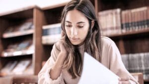 Student working on a one-page scholarship resume