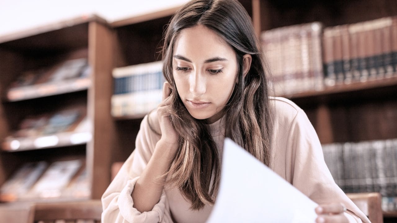 Student working on a one-page scholarship resume